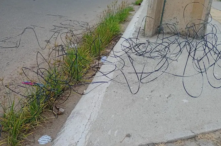 Cabos de aço de provedores caídos em ruas de Icó acendem alerta para risco de acidentes