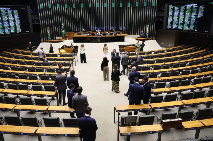 Câmara dos Deputados aprova urgência para duas propostas; acompanhe