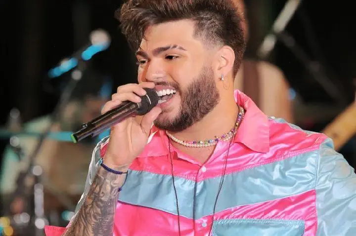 Cantor Kadu Martins sofre acidente de carro a caminho de show em Icó e teve apresentação cancelada