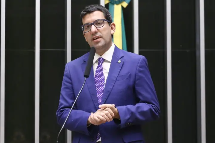 Comissão aprova redução gradual de microplásticos em cosméticos e itens de higiene