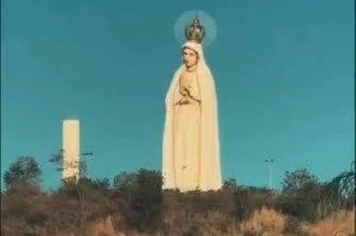 Espetáculo nas alturas: Lua cheia se alinha à estátua de Nossa Senhora de Fátima e encanta no Crato