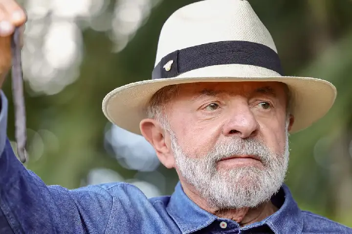 Lula vai a SP para tirar excesso de pele na cabeça e tratar tendinite