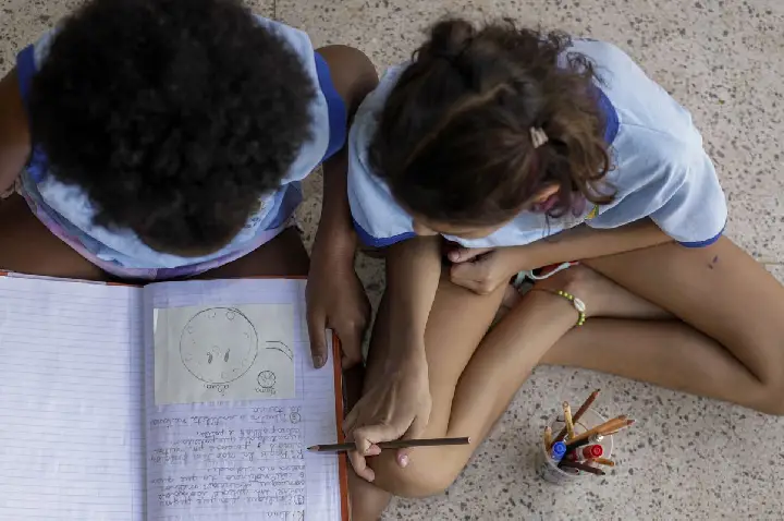 Metade dos estudantes não vê debate antirracista na escola, diz estudo