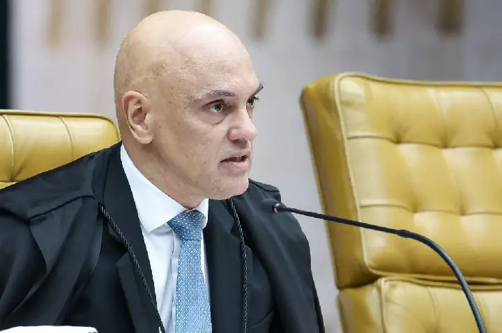 Por ordem de Moraes, PF faz busca por armas na casa de Bolsonaro