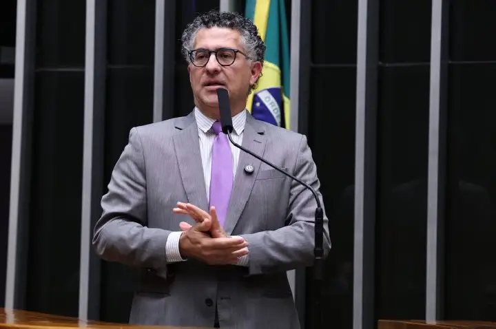 Projeto garante remarcação e desistência de passagens sem multa