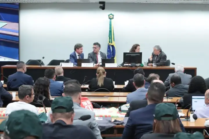 Representantes de centrais sindicais pedem fim da escala 6x1 sem transição