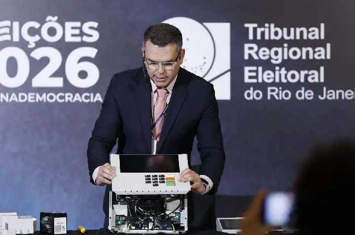 TRE-RJ abre urna para o público e defende segurança do voto eletrônico