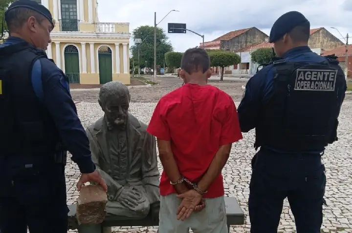 Vandalismo: estátua de Pedro Théberge é depredada e suspeito é preso em Icó