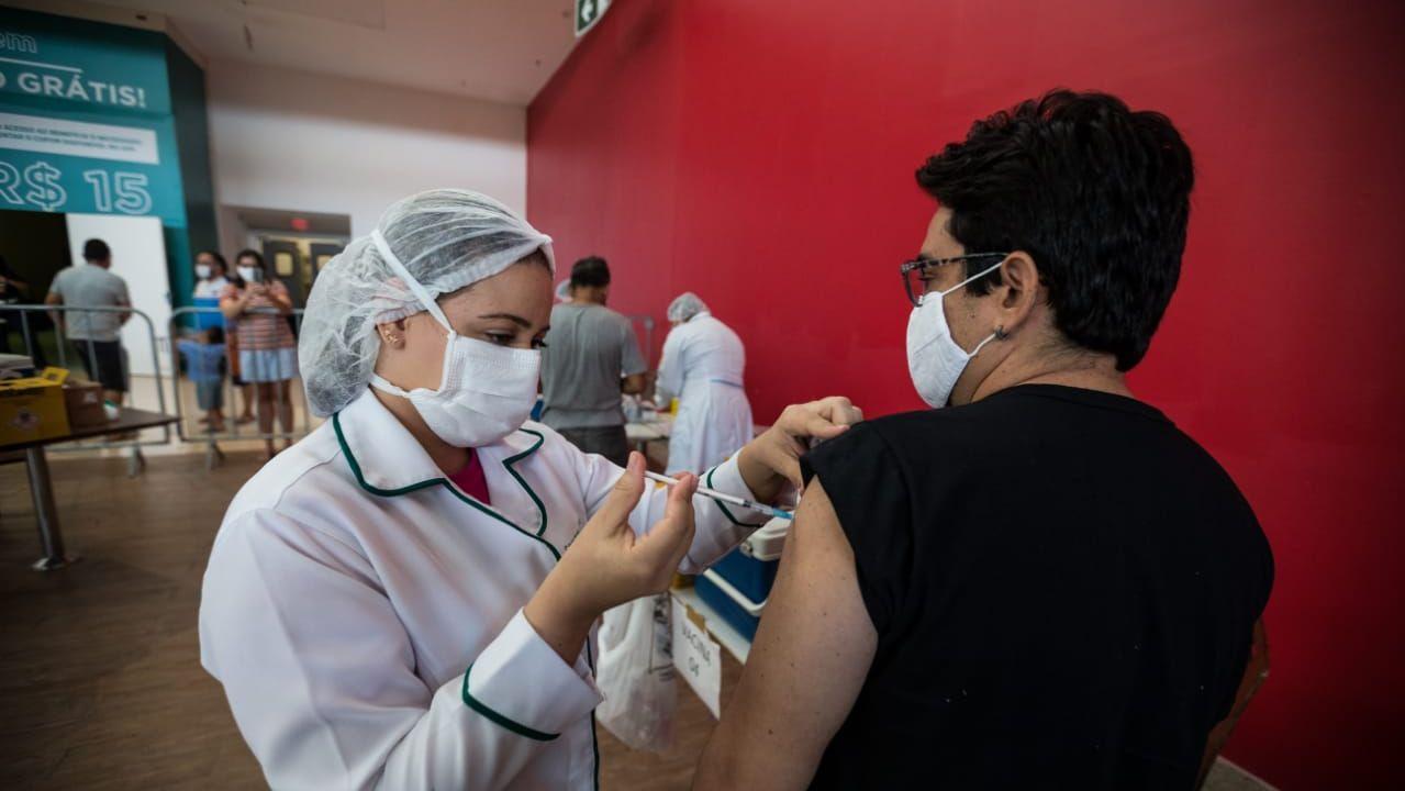 Estoque de vacinas contra Covid-19 em Fortaleza acaba nesta quarta-feira