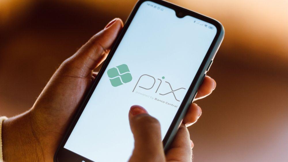 Grupos de Pix R$ 1 se espalham no WhatsApp e prometem lucro; prática pode ser crime