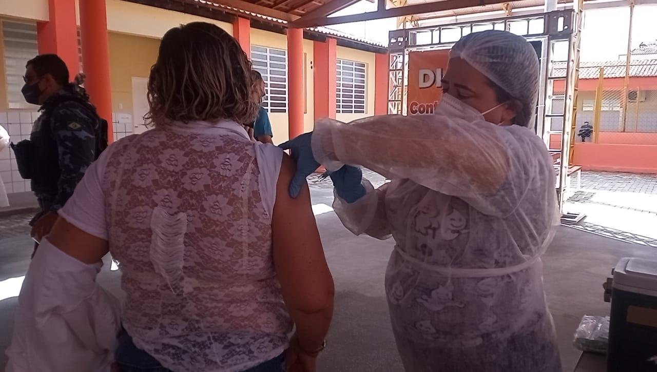 Média de vacinados por dia com 1ª dose é 3 vezes maior no Ceará após abertura para público geral