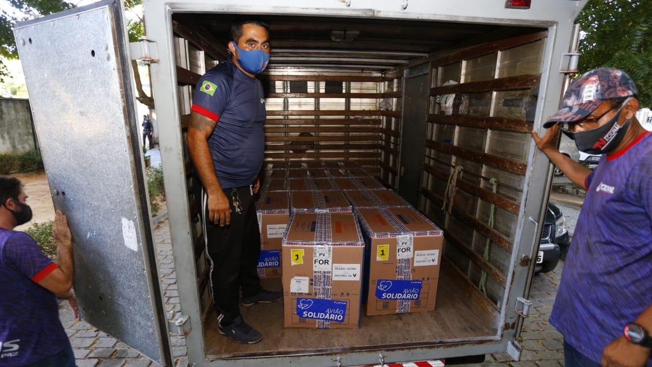 Novo lote com mais de 93 mil vacinas da Pfizer contra a Covid-19 chega ao Ceará