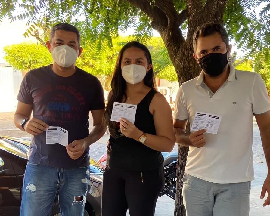 Três irmãos se vacinam contra a Covid-19 no mesmo dia em Icó