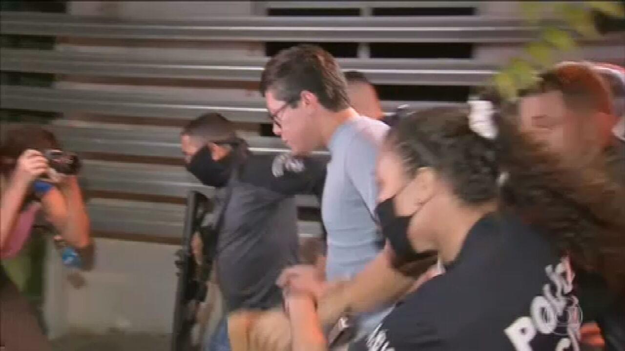 Ao vivo: Polícia divulga detalhes sobre a prisão de DJ Ivis