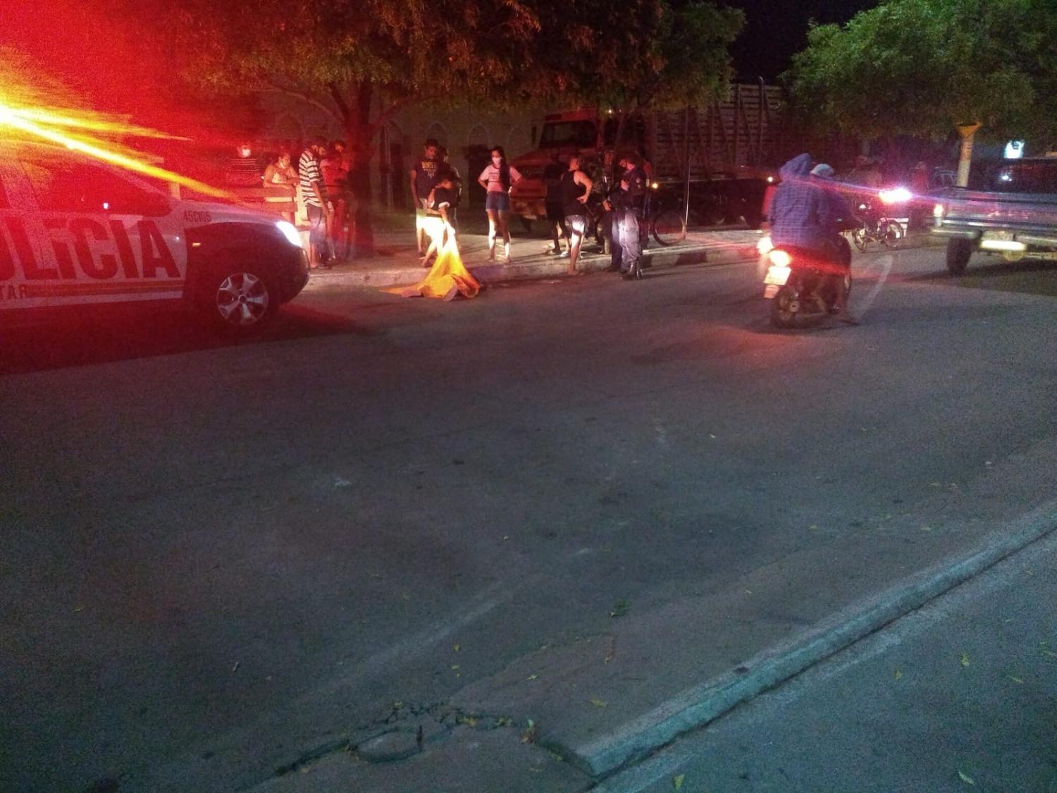 Morador de rua tem cabeça esmagada ao ser atropelado por caminhão em avenida de Icó