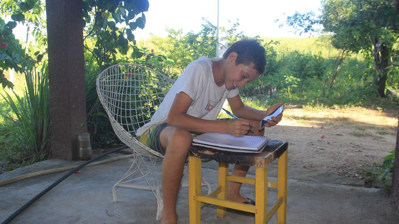 Alunos colocam mesa na calçada ou no quintal para assistir aula online no Interior do Ceará