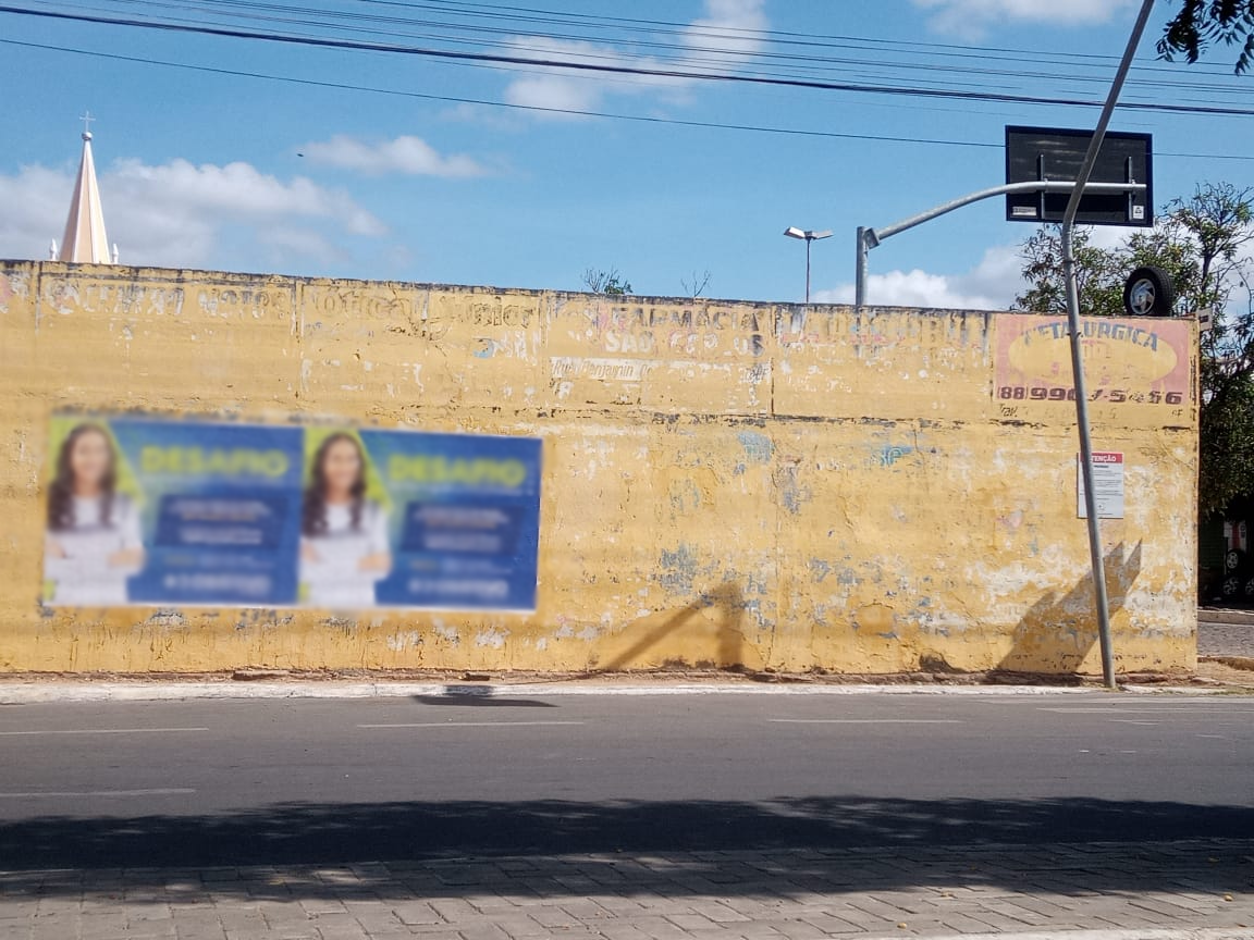Com aviso de proibição, cartazes são colados em área histórica de Icó