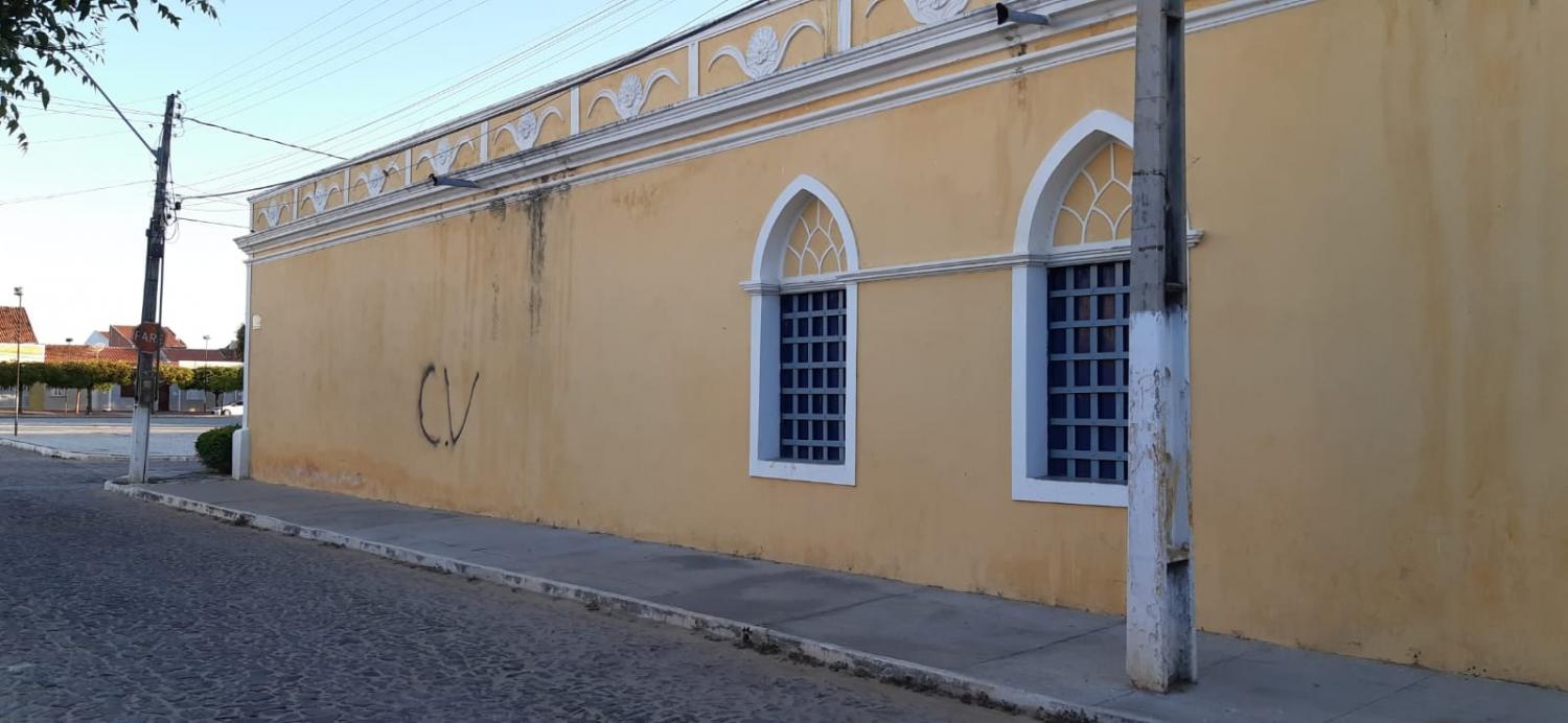 Sigla de facção criminosa é pichada em patrimônio histórico de Icó
