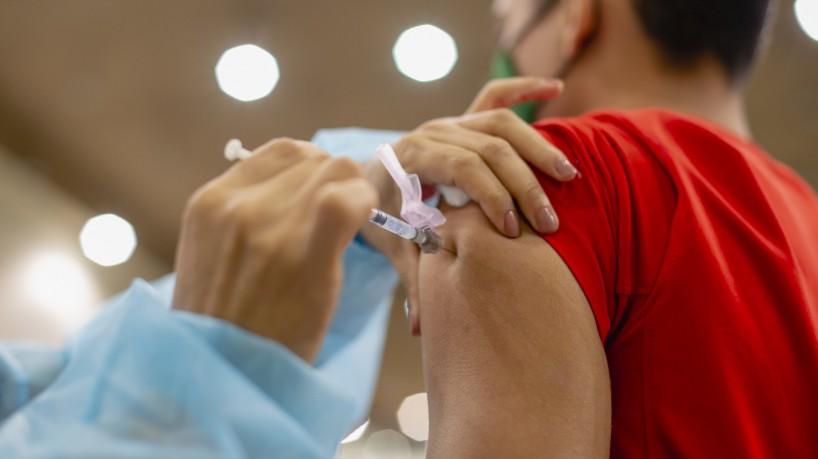 49% da população completou o esquema vacinal contra Covid-19 no Ceará