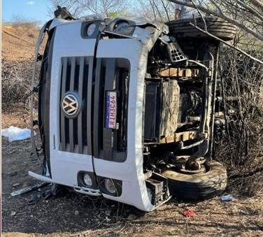 Capotamento de caminhão caçamba deixa um morto e outro ferido em Icó