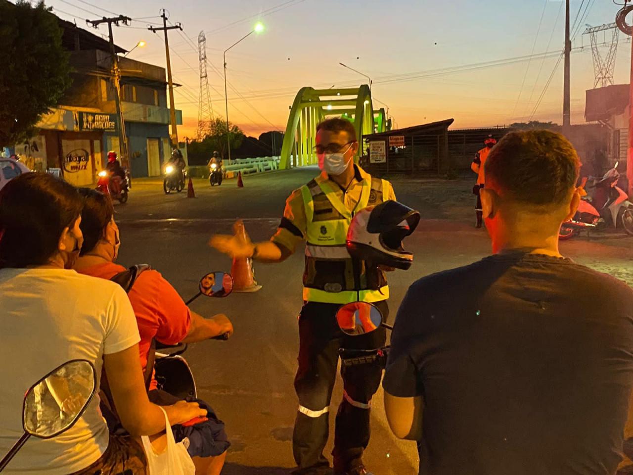 Blitz educativa nas principais vias de Icó alerta condutores sobre importância do uso do capacete