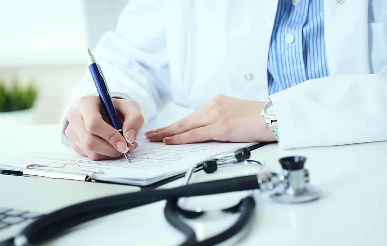 MPCE pede informações ao Cremec sobre atestado médico que dispensa vacina contra Covid