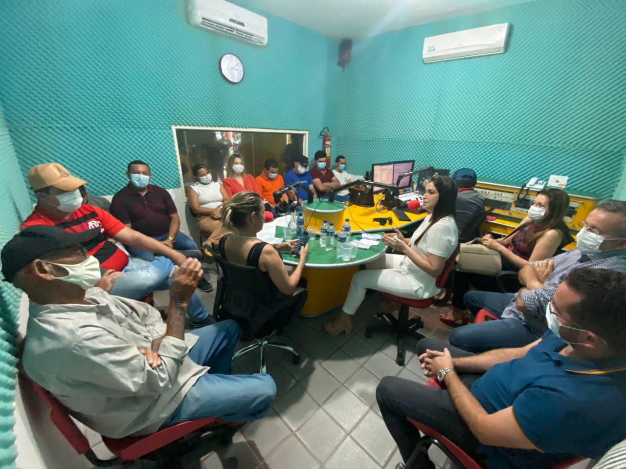 Prefeita de Icó anuncia pagamento do 14° Salário para todos os servidores da Educação