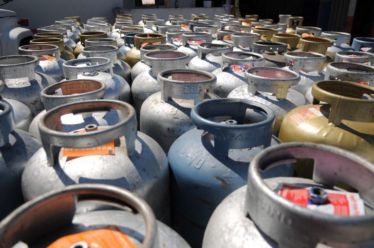 Regulamentado auxílio gás e Programa Alimenta Brasil; Mulheres que foram vítimas de violência doméstica terão preferência