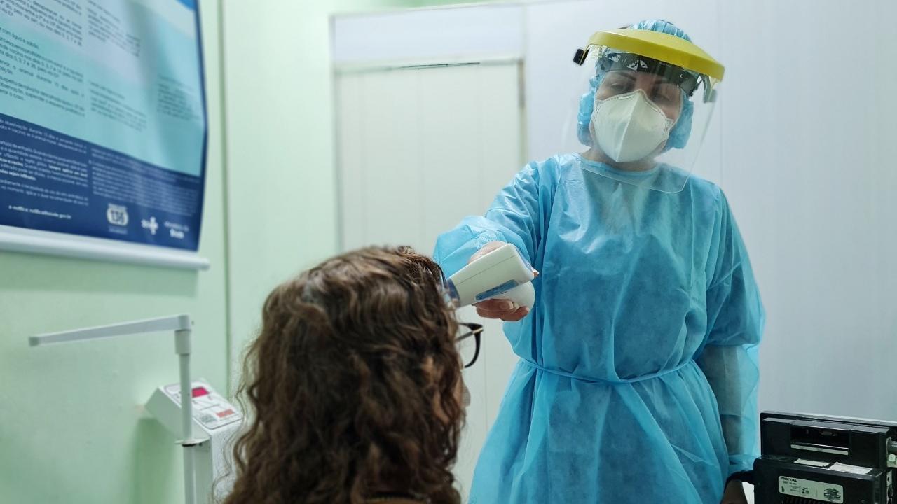 Profissionais da saúde enfrentam alta demanda de Covid, mas casos são atenuados por vacinas no Ceará