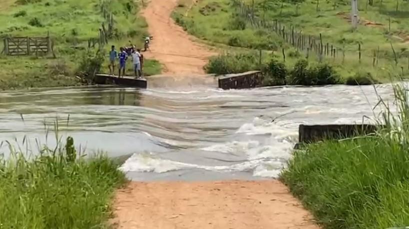 Barragem se rompe em Cedro e famílias são retiradas de casa
