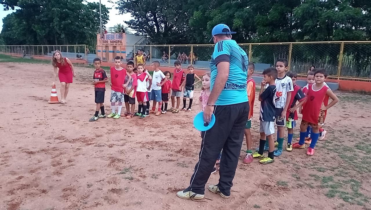Desempregado mantém escolinha de futebol em Lima Campos/Icó, CONFIRA VÍDEO