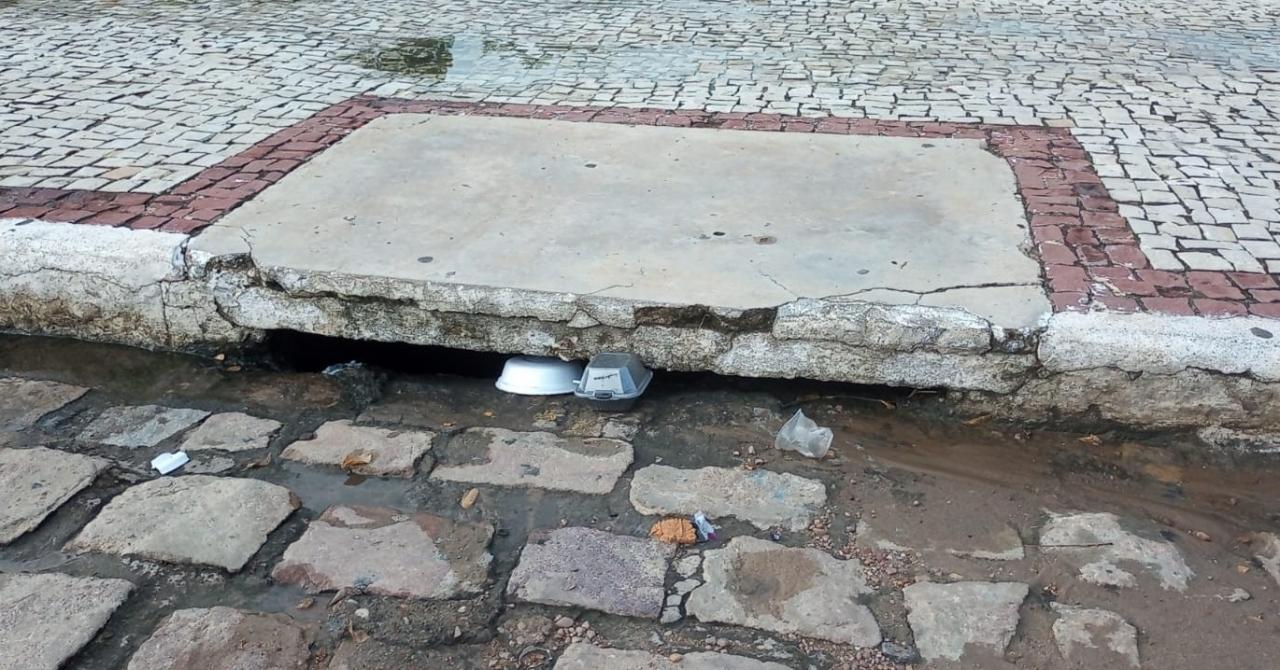 Lixo descartado em vias públicas de Icó causa transtornos no período chuvoso