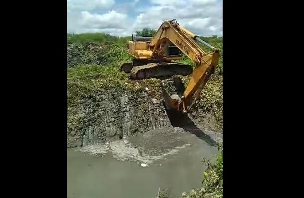 Serviços de manutenção em canais de Icó é realizado para evitar alagamentos na cidade
