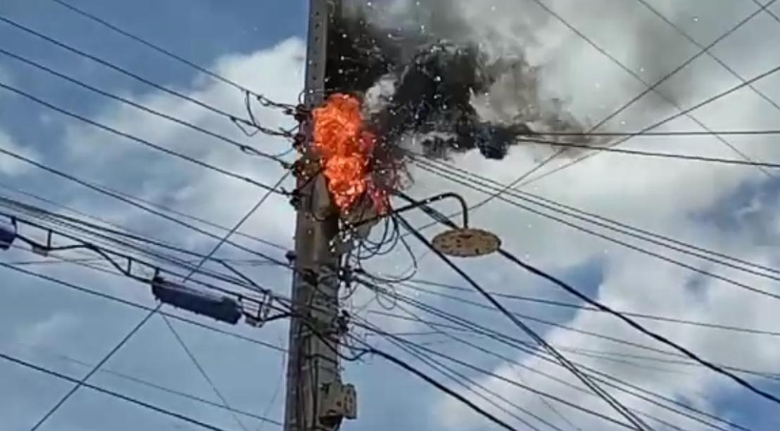 Incêndio em poste deixa moradores assustados em Icó, Confira Imagens