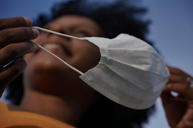 Nova flexibilização do uso de máscaras no Ceará será avaliada, anuncia Izolda Cela