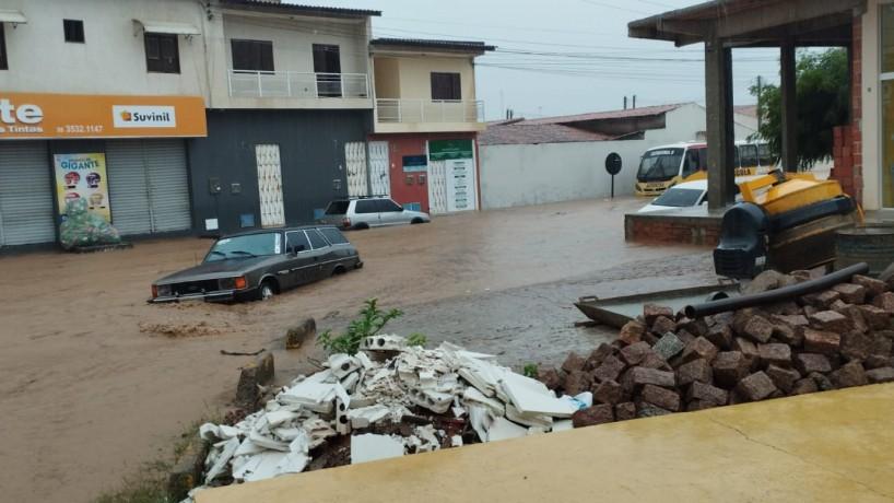 Prefeito de Barbalha decreta estado de calamidade pública após fortes chuvas alagarem ruas e casas