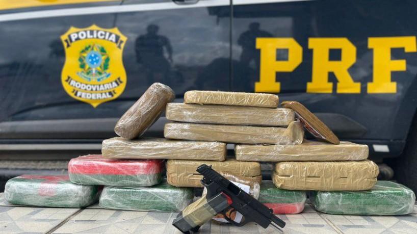 PRF apreende 21 kg de drogas e uma arma de fogo em ônibus em Jaguaribe