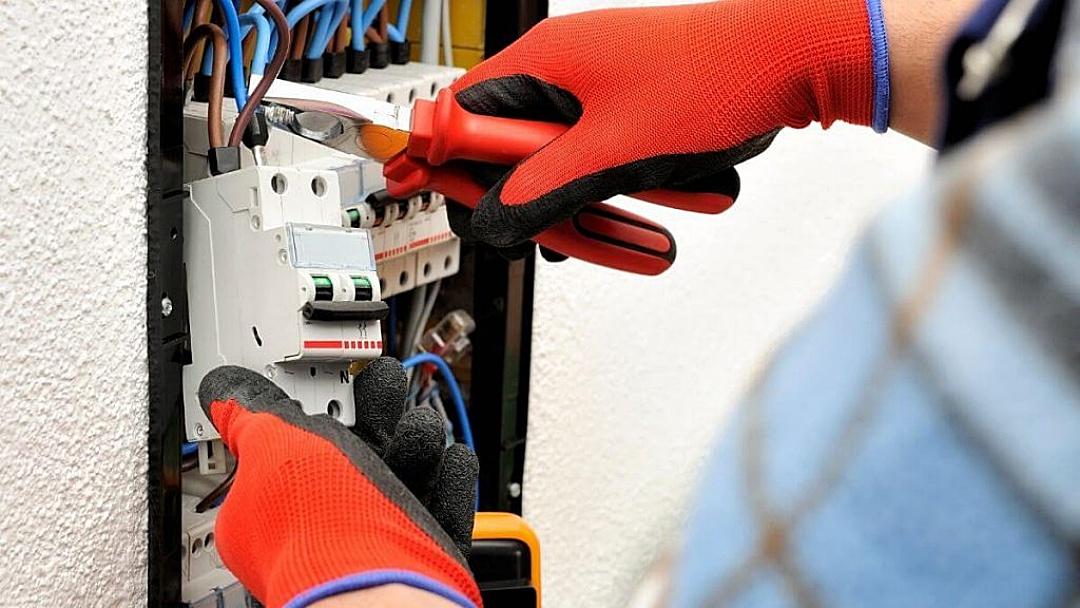 Enel é condenada a indenizar consumidora por corte de energia em Icó