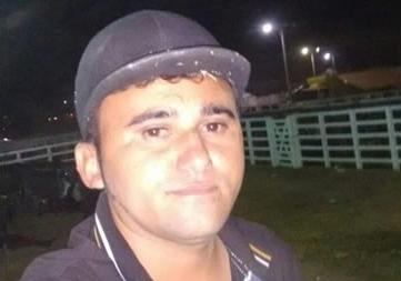 Jovem é executado a tiros enquanto pilotava uma motocicleta em Cedro