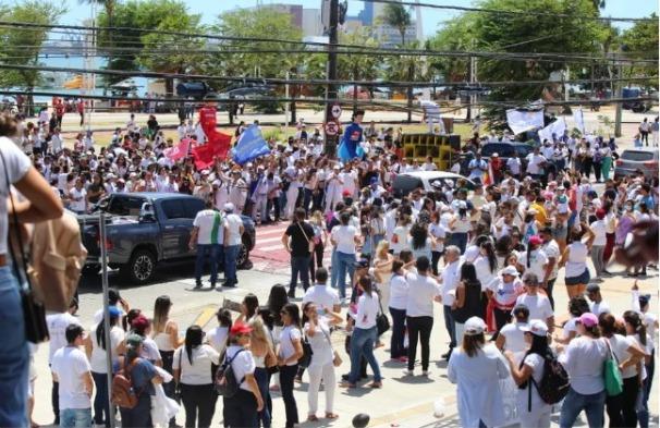 Profissionais da enfermagem protestam em defesa do piso salarial da categoria em Fortaleza