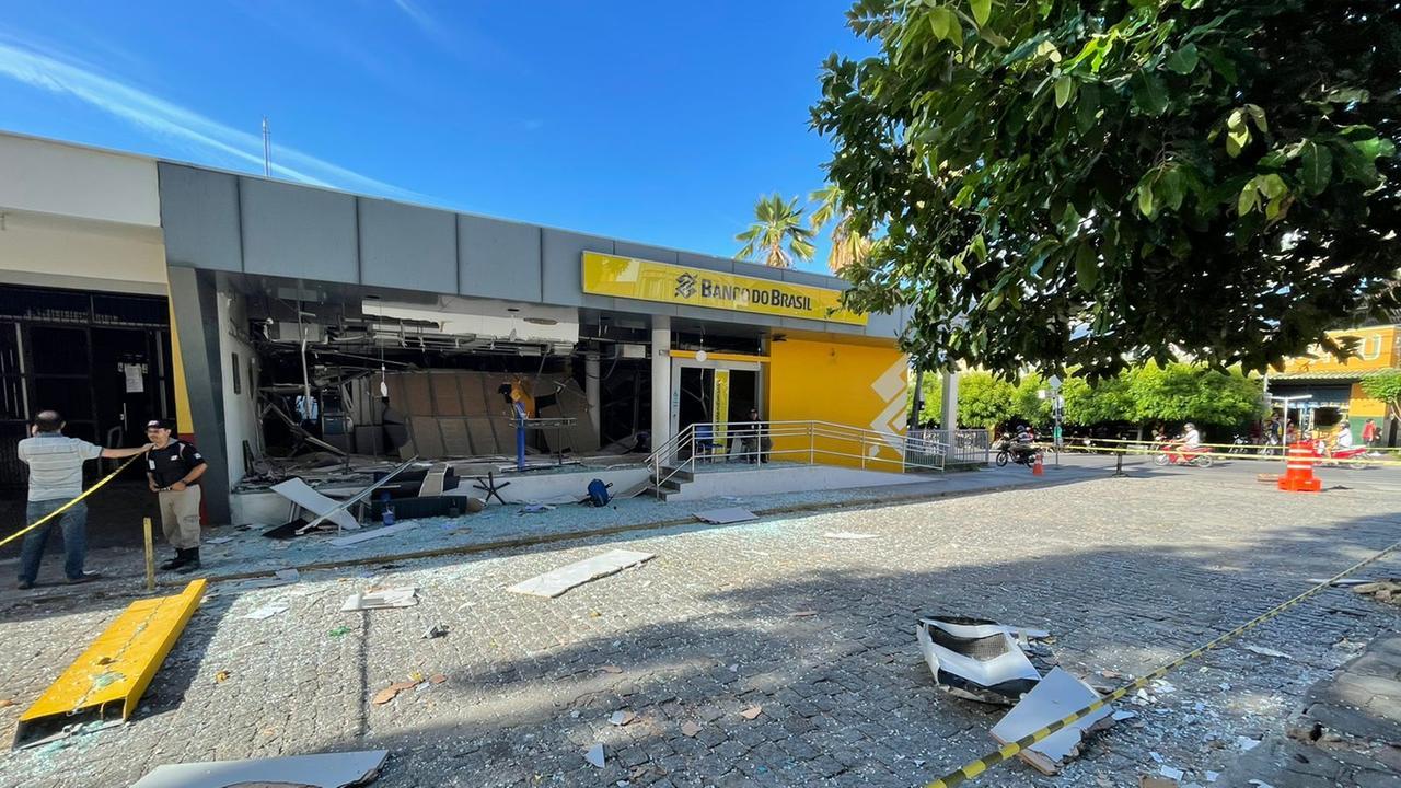 Criminosos explodem agência bancária em Ipu