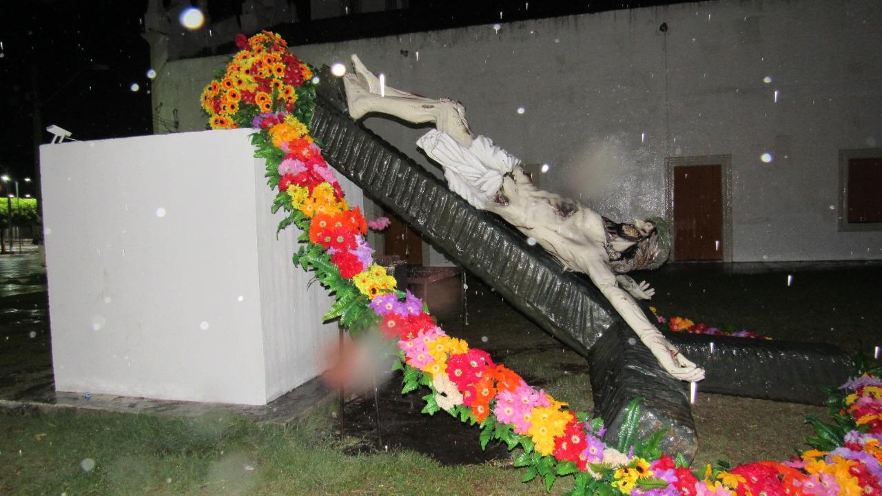 Chuva e ventos fortes derrubam estátua do Senhor do Bonfim em Icó, veja vídeo