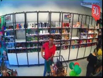 Dupla furta loja do O Boticário em Icó, veja vídeo