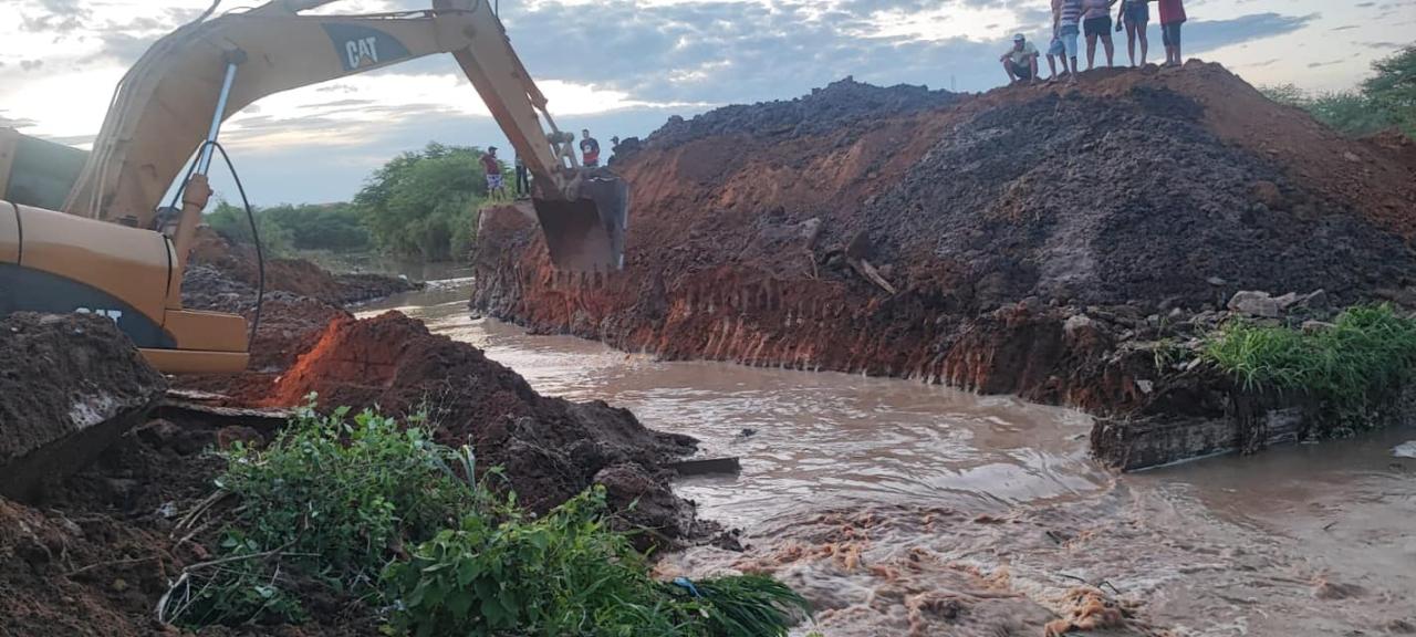 Seinfra de Icó realiza desobstrução e limpeza de canais para aumentar a vazão e escoamento das águas