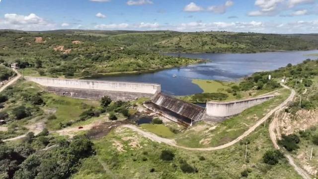 Barragem de Mamoeiro, em Antonina do Norte, sangra pela primeira vez