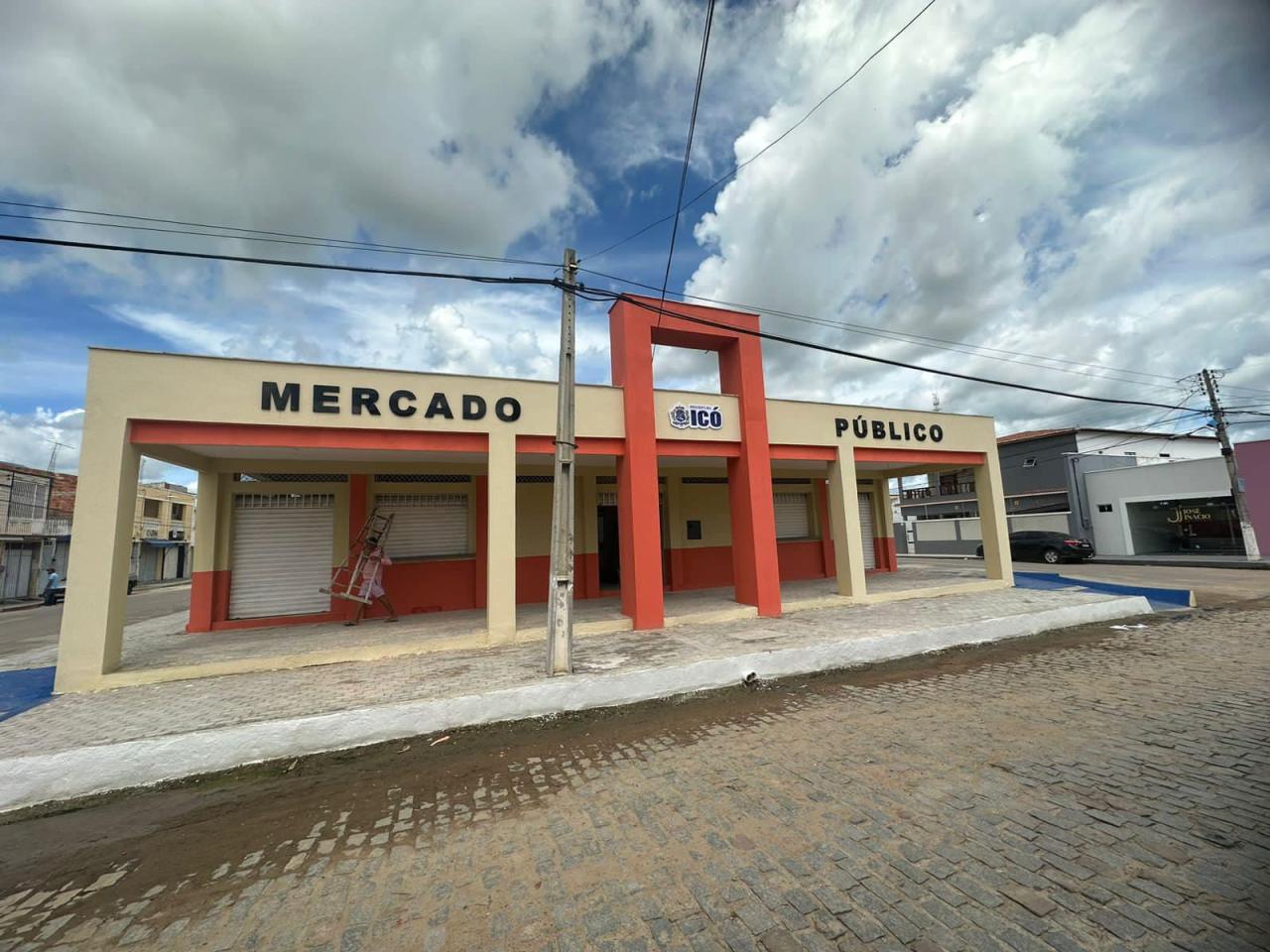 Permissionários do mercado da carne em Icó recebem documentação de boxes