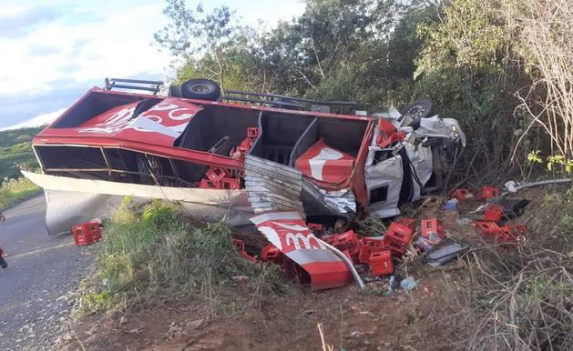 Caminhão carregado de refrigerante tomba ao tentar desviar de buracos na pista em Solonópole/CE