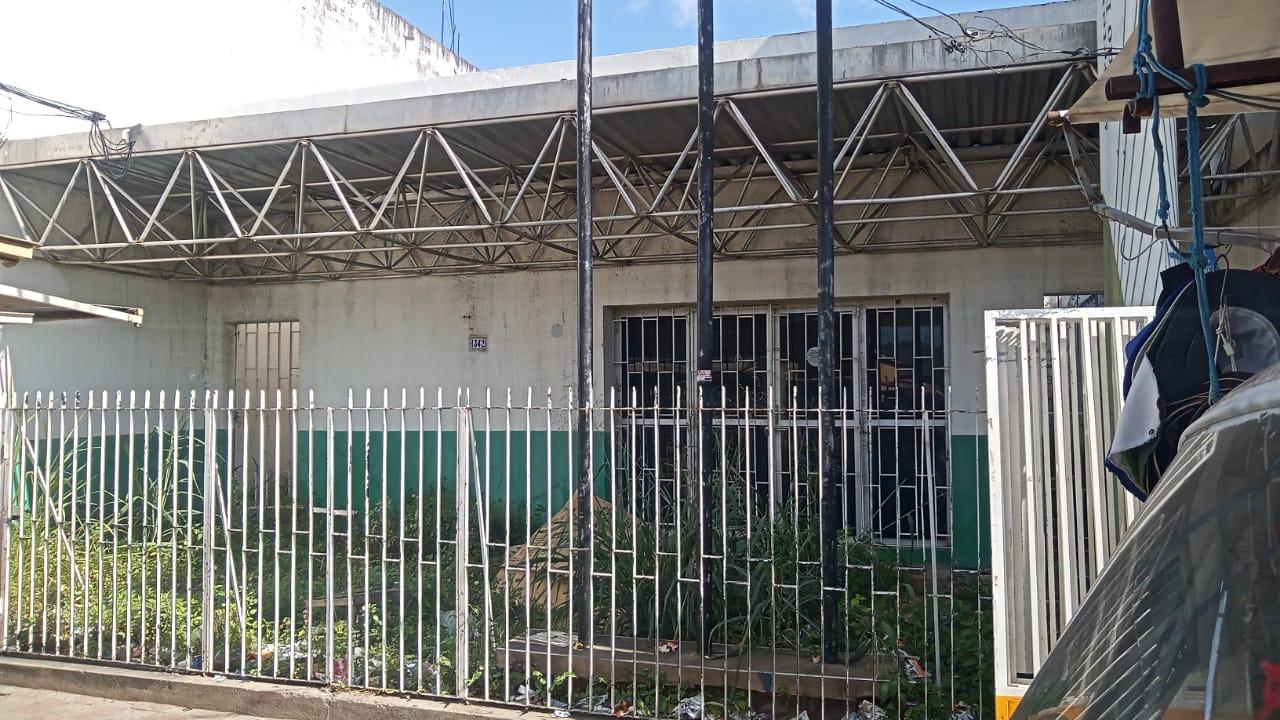 Mato e lixo toma conta de prédio da SEFAZ/CE no centro de Icó