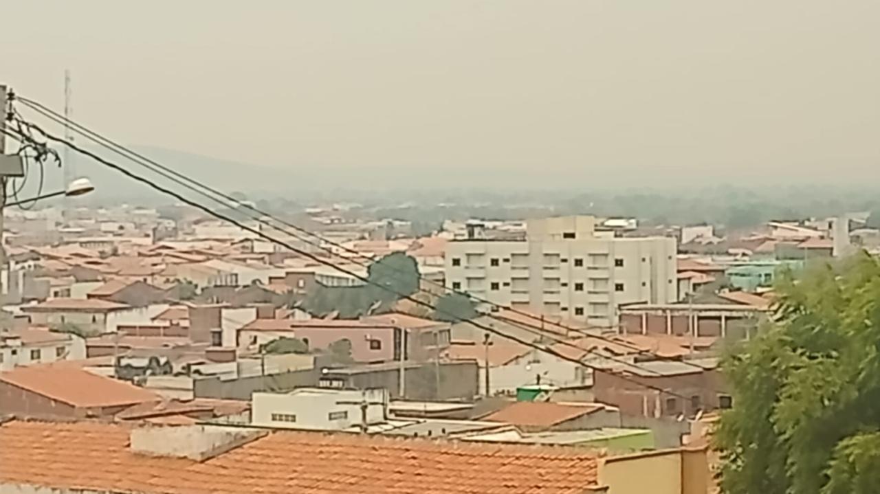 Icó amanhece com céu coberto de fumaça dos incêndios em vegetações