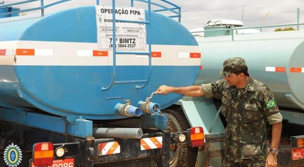 110 mil cearenses podem ficar sem água após demora em repasse para carros-pipas